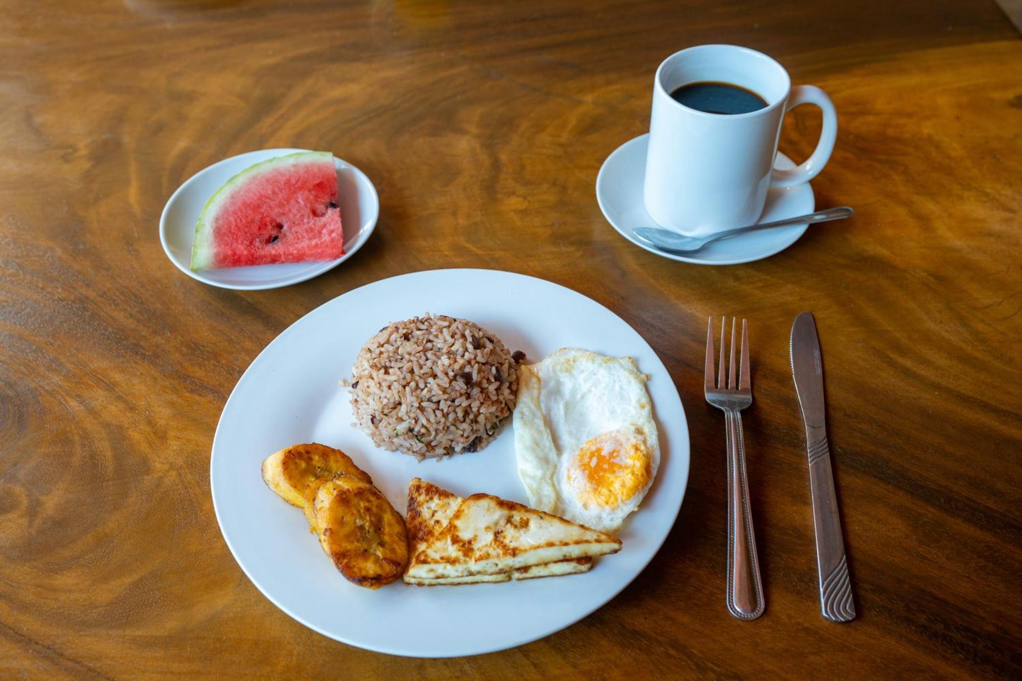 Hotel Tamarindo Inn - 1 Mi To Tamarindo Beach エクステリア 写真